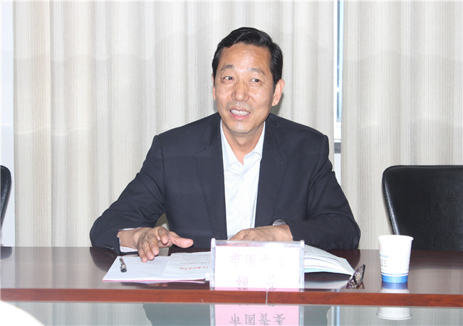 南联峰现场解答“三供一业”移交有关问题.JPG 南联峰现场解答“三供一业”移交有关问题.JPG