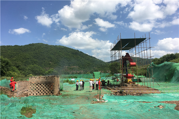 煤层气井现场照片.JPG 煤层气井现场照片.JPG